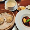 ジョーズ シャンハイ ニューヨーク  - これは豪華～！名物のJOE'S特製蟹肉入り小籠包＆豚肉小籠包に鶏もも肉の黒甘酢あんかけ、干し貝柱入りコラーゲン美肌粥の特別セット