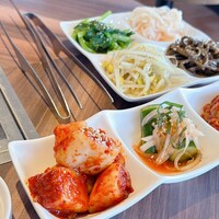 焼肉ぽんが 江ノ島 - キムチ盛り合わせ、ナムル盛り合わせ