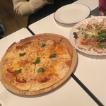 ザ グレートダイナー - マルゲリータピザ、タコのカルパッチョ