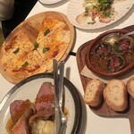 ザ グレートダイナー - ピザ、ローストビーフ、マッシュルームのアヒージョ、タコのカルパッチョ