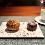 蒼 - バニラビーンズの効いたカスタードクリームと、サクサクのシュー生地との最強コンビの出来たてシュークリームは、マイベスト♪
      これ、空腹時にいただいたら、5倍は歓喜しそう（笑）