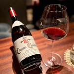 蒼 - 「素晴らしい」の一言。
      アルマン・ルソーのシャルム、無双です。
      骨太なイメージのジュヴレ・シャンベルタンにあって、なんとも柔らかくしなやか。
      美しいピノ・ノワールの完成形じゃないかしら。大好きです。