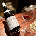 蒼 - ひゃ〜、ここでデュガ・ピィのジュヴレ♪♪
      「赤座の身よりもビスクに寄せている」と言う通り、甲殻とピノの相性の良さに加えて、村名ジュヴレの骨格と旨味がよく合います。
      美味しい〜(^^)