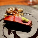 蒼 - この日の但馬玄は、43ヶ月飼育。
      旨味はもちろんしっかりあるのですが、どこか清涼感もありますし、ジュのソースにも味わいが凝縮されていることもあって、とってもバランス良く感じます。
      舞茸も、また絶品！