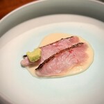 蒼 - 嫌な脂っこさがまったくない、とってもクリアな美味しさの黒むつ。
      藁焼きの香ばしさが奥行きを加えていますが、やっぱりこの「お米と中国甘酒のヴィネグレットソース」が、素晴らし過ぎるのよ(^^)