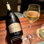 蒼 - やっぱりキュヴェ・エメラ、美味しいな。
            2013は初めてな気がしますが、この落ち着きとふくよかさは、幸せですね。