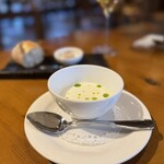 レストラン カーブドッチ - カブのポタージュ。緑のやつ？確かよ？確か緑の豆のなんかだった。この日は寒かったから体にしみわたる〜