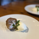 レストラン カーブドッチ - 無花果のベニエブルーチーズ(揚げたもの)と近くの牧場のミルクを使ったアイス。ねー、これ揚げたやつなんよ。