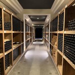 レストラン カーブドッチ - 更に地下に行くといっぱいの貯蔵ワイン。まだまだたくさんワインあったよ。