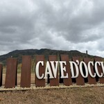 レストラン カーブドッチ - 看板と奥が葡萄畑。ここからランチ前のワイナリーツアー開始♪