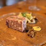 レストラン カーブドッチ - 相方の前菜。西蒲原産猪を使ったパテドカンパーにゃ♡クレソンとアンディーブのサラダ。ワイン用葡萄マスタード和え。これね猪の臭みゼロ。んでね、写真じゃわからんと思うけど、ぶちデカイw普通のパテの倍はあるw