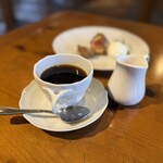 レストラン カーブドッチ - コーヒー。苦いの飲めないって言ったら近くの農場からとれた牛乳をあっためて出してくれた。こーゆーのがいいんだよね♪