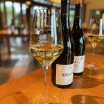 レストラン カーブドッチ - 手前アルバリーニョ。奥アルバリーニョルノー。今回特別にディナー用のアルバリーニョ出してもらっちゃった♪もちろんお土産にも買っちゃった♪テヘッ。このレベルのワインがこの量でこのお値段。都内だと怖いw