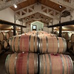 レストラン カーブドッチ - 地下に降りるとタルがいっぱい。モンハンだと大タル級