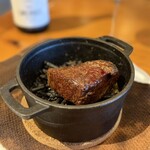 レストラン カーブドッチ - 国産牛ランプを葡萄の枝葉で燻して香り付してカットする前。蓋開けたら葡萄の香りがすごくいい♪