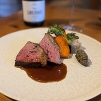 レストラン カーブドッチ - カットしたやつ。葡萄のあま〜い香と燻した香。お肉も柔らかくて最っ高♪