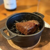 レストラン カーブドッチ - 国産牛ランプを葡萄の枝葉で燻して香り付してカットする前。蓋開けたら葡萄の香りがすごくいい♪