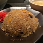 すみれ - ラー博は俺の社員食堂。　チャーハソ！  一度食べたかったンだよね。紅生姜とたくあん、スープが付いている。ボリュームは正しく一人前。シンプルだけど、味付けシッカリ。スープの優しさも好印象。