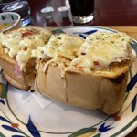 伯爵邸 - 厚切りトーストのピザ