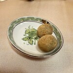 329951303 - 肉詰めされたオリーブのフリット