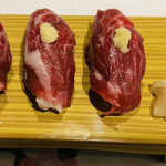 馬肉料理 吉兆 青森店 - 馬肉のにぎり