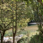 鮎や - すぐ横に川が見える