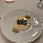 ラ・トゥーエル - 11皿目
      マルキーズショコラ
      黒酢のアイス
      トンカ豆とラムレーズンのアイス