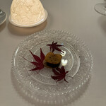 ラ・トゥーエル - 2皿目
      山芋、炙ったカラスミ、青海苔のジュレ、蕎麦粉のチップ。