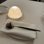 ラ・トゥーエル - 3皿目
      秋刀魚、肝のソース、焼き茄子のピューレ、コーヒー。