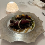 ラ・トゥーエル - 9皿目
      青首鴨のロースト、黒キャベツ、シャントレル、トランペット茸、タルティーボ、フォアグラのソテー。