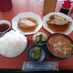 かどや - トンボ節の煮付け、カレイの煮付け、めし中、ぶた汁