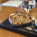 レストラン カーブドッチ - パンなくなったら別のパン持って来てくれたよ♪確かドライフルーツとナッツみたいなやつ