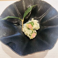 つきじ鈴富 ホテルニューオータニ店 - まぐろのどこかの部位のシソ巻き天ぷら