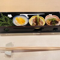 つきじ鈴富 ホテルニューオータニ店 - 柿の白和、戻り鰹の藁焼き玉ポン、あん肝とスイカの福神漬け？奈良漬け？