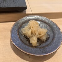 つきじ鈴富 ホテルニューオータニ店 - 酸っぱ過ぎなく、優しい味付けのガリ。ツマミになる、ご飯のおかずになる、で無限に♾️行けるヤバいやつ