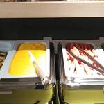 ベッセルイン - 焼き魚、スクランブルエッグ、ウィンナー、ナゲット