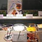 ベッセルイン - 小倉あん、生チョコ、渋皮煮、ホイップクリーム、みかん、クレープ、みたらし団子のたれ