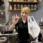 SPICY CURRY 魯珈 - 店主絵理さんのキツネポーズ