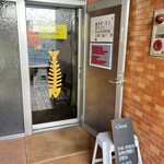 ホンカトリー - 1番乗り。待ってると中から炊き立てご飯とわずかに漂ってるカレーの匂いが…お腹空いて来る〜