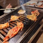 焼肉ホルモン金谷 - 各自、好みの食べ頃を見守る···