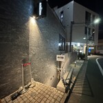 ピザダヴィンチトウキョウ - 店の前、店は地下にあり