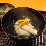 みつき - ④蟹味噌入り松葉蟹胴身の真薯、松茸&黄柚子皮載せ、利尻昆布&鮪節&鰹節のお出汁のお椀
      利尻昆布らしい香りと輪郭のハッキリした旨み
      鮪節と血合抜きした鰹節を8:2のブレンドしたお出汁が絶妙です