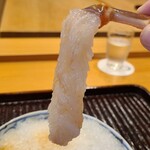 みつき - ②松葉蟹(楚蟹・雄)の脚刺身、醤油数滴垂らし
                                蟹臭さが全く無いプリプリな脚身、数滴の醤油が絶妙にマッチ、殻の付いた根元付近まで一気に喉まで咥え濾しとるとクリアーな旨みに悶絶、過去の何処の蟹刺しより美味