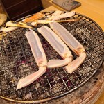 みつき - 炭火で焼く松葉蟹(楚蟹・雄)
      芳ばしい香りが室内に拡がります
      見ているだけで涎が出そう(￣￢￣)