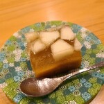 みつき - ⑰洋梨(鳥取県産)入り洋梨ゼリー&あんぽ柿(鳥取県産)入りあんぽ柿羊羹の2層ゼリー羊羹
      日本料理店らしい丁寧の和菓子が嬉しい
      これがまた美味しい、緒方大将の羊羹を思い出します