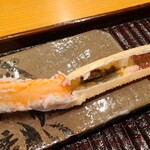 みつき - ⑤炭火焼き松葉蟹(楚蟹・雄)、藻塩&完熟酢橘添え
      先ずは何も付けずプレーン、加熱され豊潤な香りが口腔内に拡がり、清んだ旨みを目を瞑り沁々と味わう、時間が止まりそう