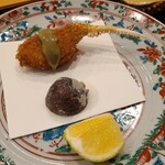 みつき - ⑧松葉蟹(楚蟹・雄)爪のフライ、酢橘添え
      ⑨丹波栗(兵庫県産)の渋皮煮のフライ
      丹波栗は丹波地方で栽培する栗の総称で品種ではありませんが、糖度が高く氷温熟成(1ヶ月)により更に糖度が2~5倍になります