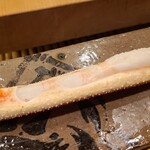 みつき - ⑦炭火焼き松葉蟹(楚蟹・雄)、藻塩&完熟酢橘添え
      塩を少し掛けると甘みが増し、次に完熟酢橘を少し掛けるとキリッとする
      焼き蟹の様々な良さを垣間見ることが出来ます