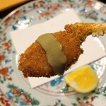 みつき - ⑧松葉蟹(楚蟹・雄)爪のフライ、酢橘添え
      揚げ立て熱々で齧ると白い息がフッと出るほど
      前年と同じく人生最高の蟹フライです
      加熱によりグルサミン酸とアデニル酸が活性化、甘みが増し旨みが口腔内で爆発！