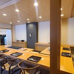 みつき - 店内は木板張り天井、淡いクリーム色の壁とセンターに細い石タイルを貼った飾り柱、木製の調度品、明るめのダウンライト照明、清潔感があり、上質で寛げる空間
      お席はカウンター9席と個室6席の合計15席